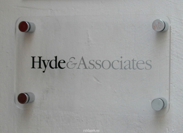 Pleksilasikyltti Hyde & Associates