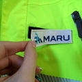 Tarranauhalla brodeerattu logo takkille Maru